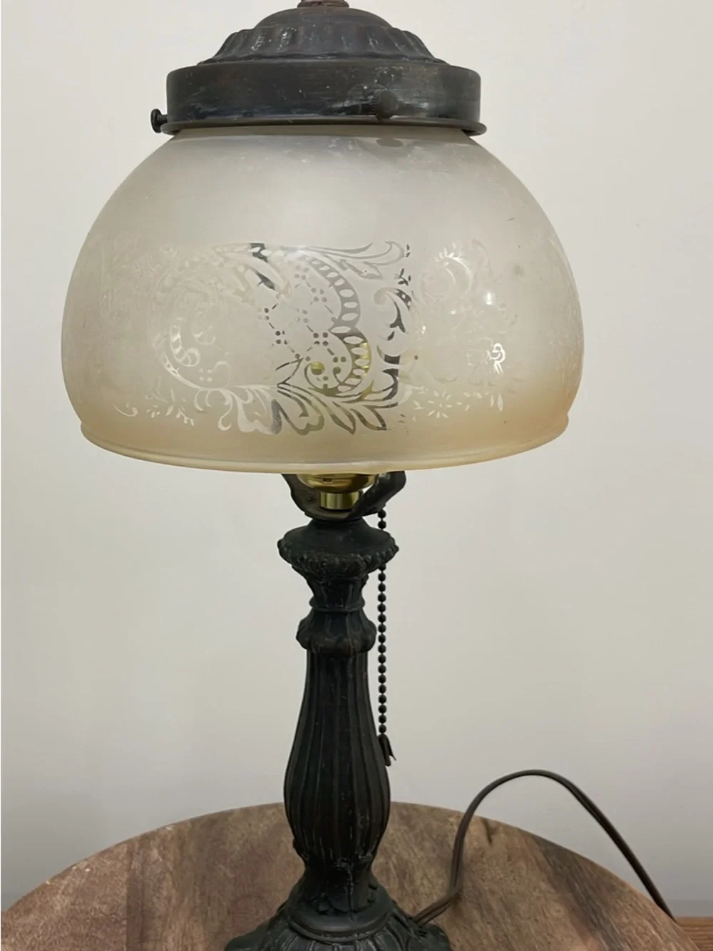 Antique-Style Etched Glass Table Lamp in Cream and Black